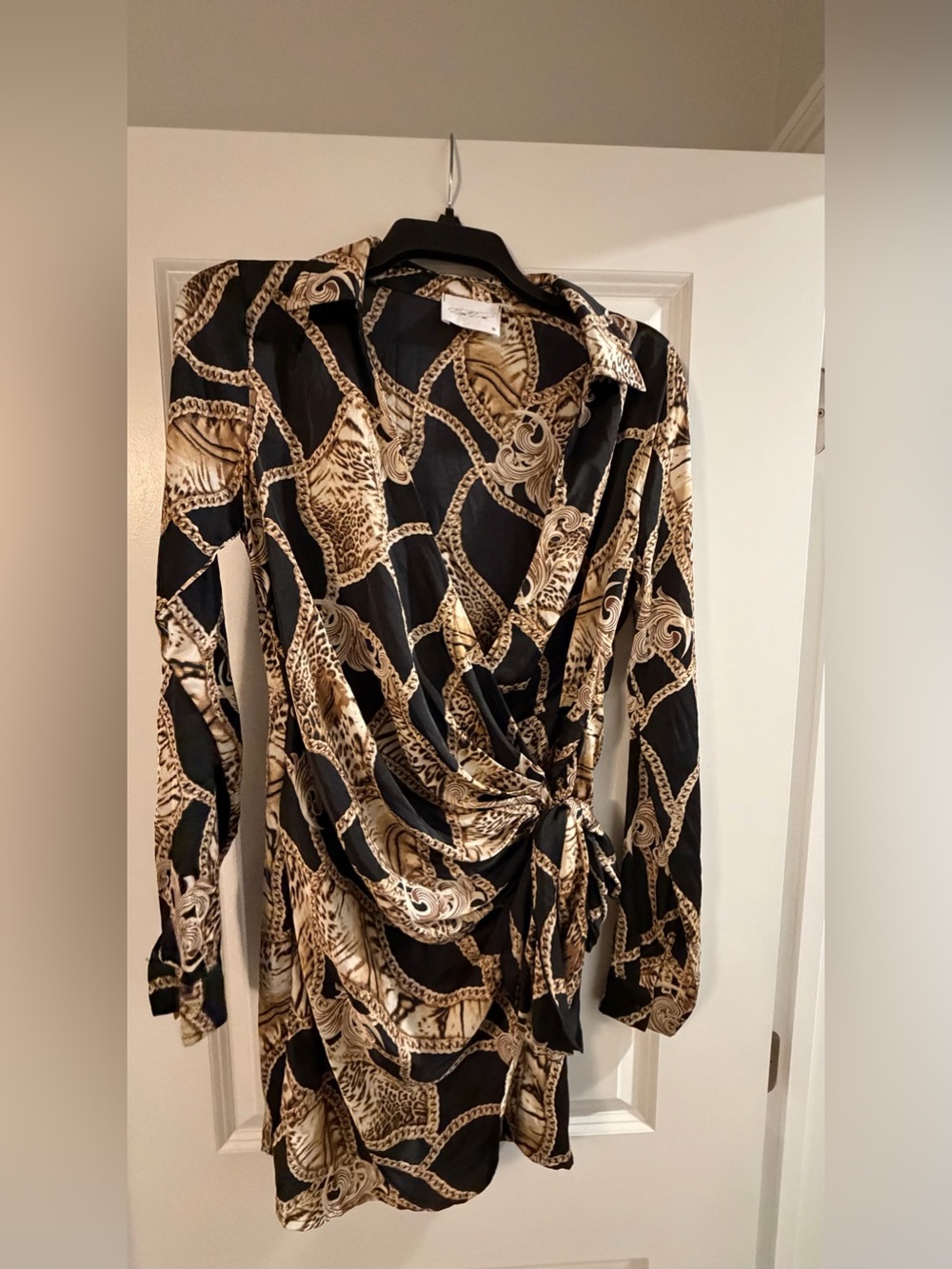 Women’s Dee Dee gold chain link print dress size M. EUC